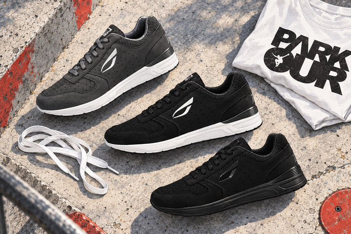 Ilustración de tres variantes de color de JIYO FLOW con cordones blancos y estampado Parkour.