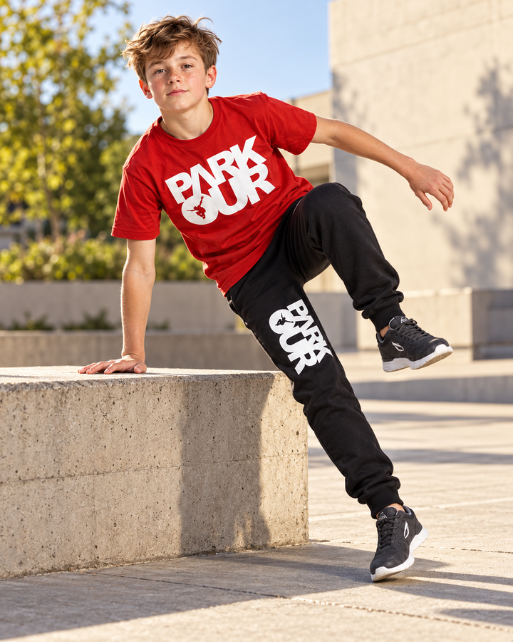 Rød Parkour T-shirt med hvidt box-logo – i brug under parkour