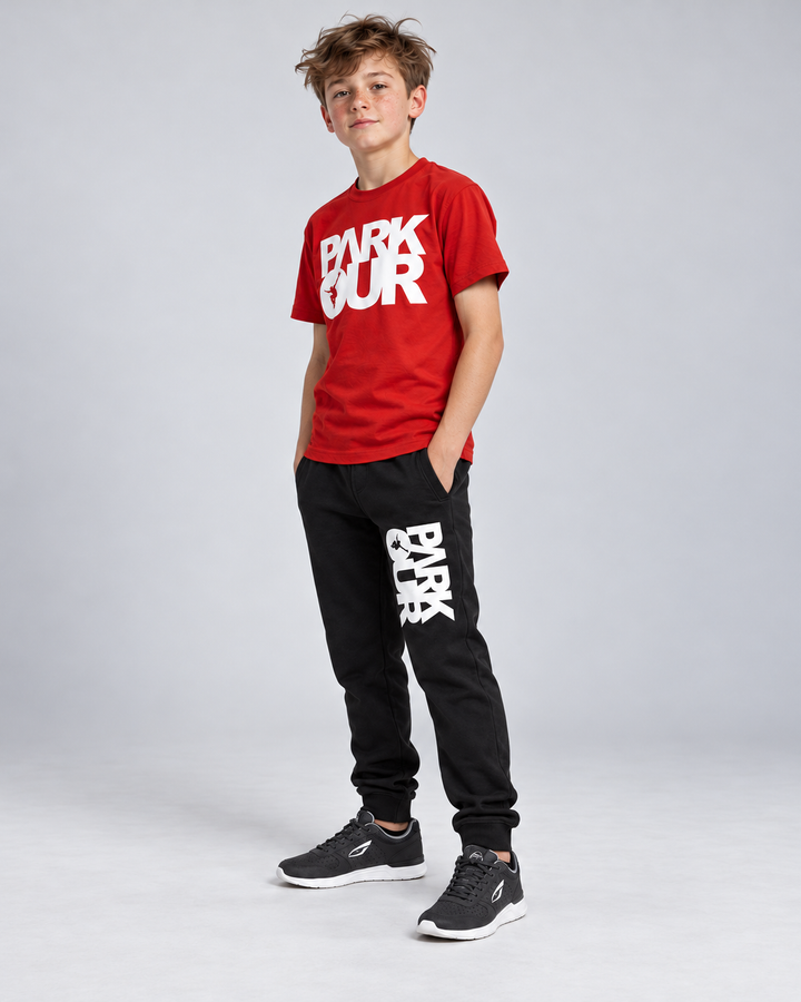 Rød Parkour T-shirt med hvidt box-logo – på model fra siden
