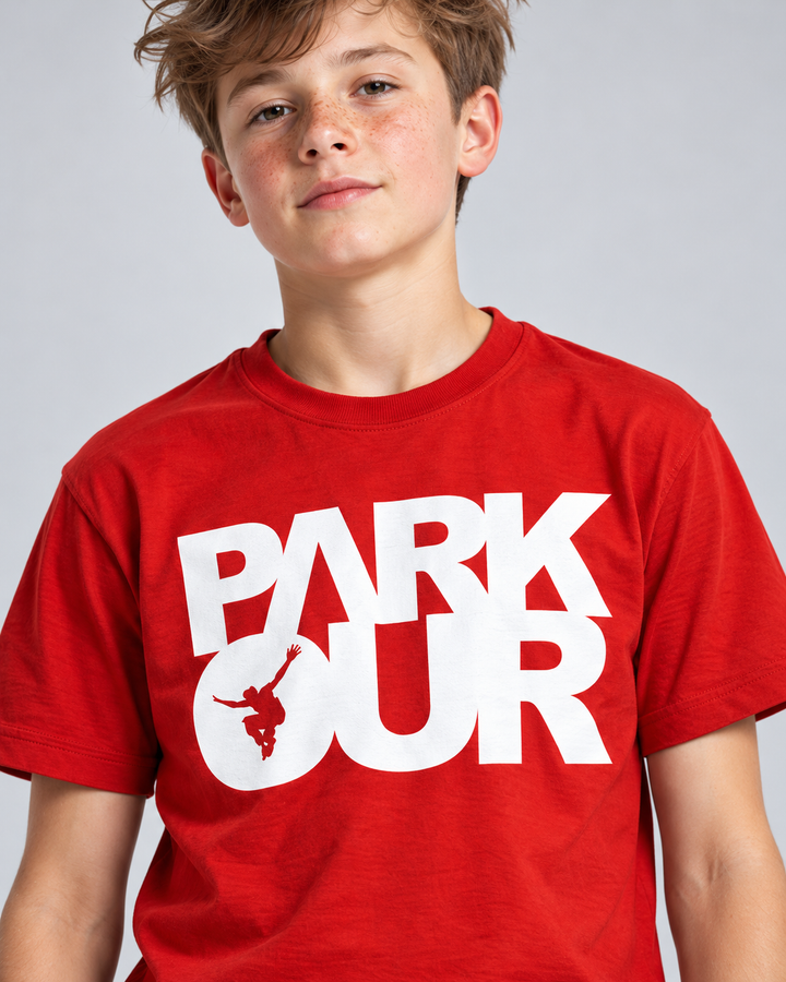 Rød Parkour T-shirt med hvidt box-logo – detalje af tryk og materiale