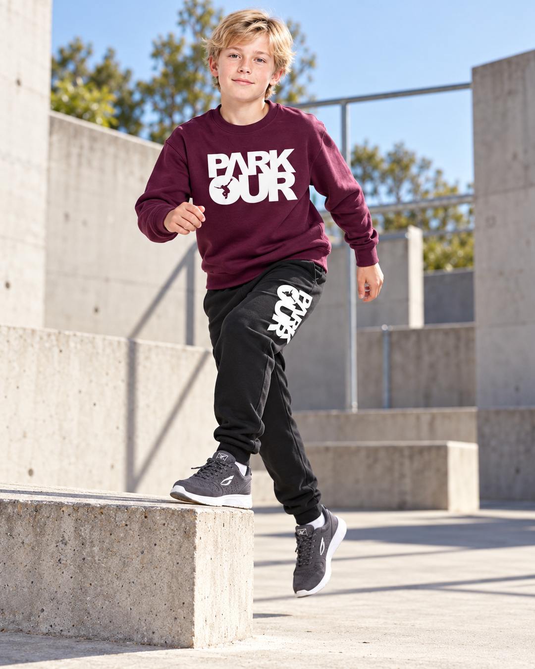 Sweatshirt m/ Parkour box, bordeaux/hvid – i brug under parkour