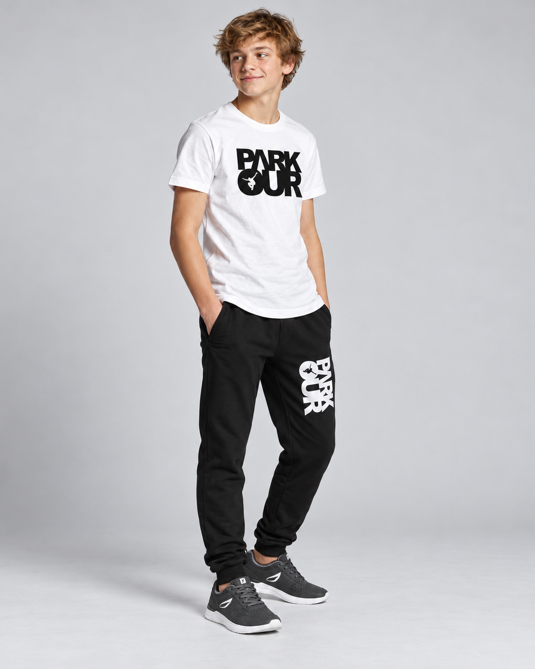 Hvid Parkour T-shirt med sort box-logo set skråt forfra på samme model i Parkourshoppen-outfit