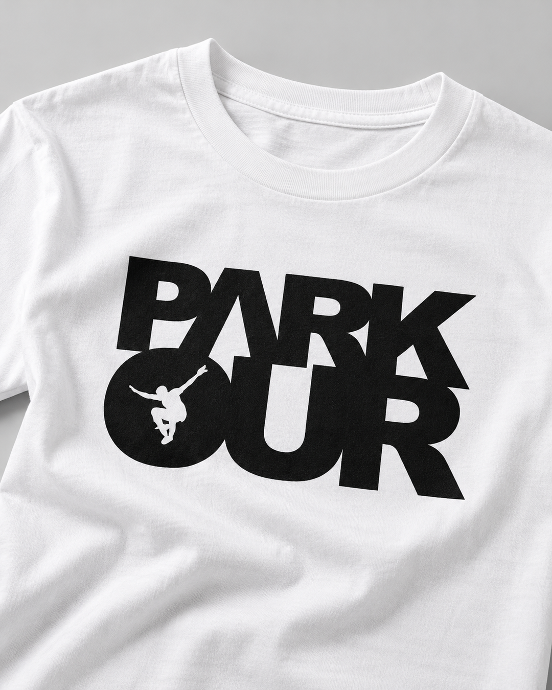 Nærbillede af sort Parkour box-tryk på hvid T-shirt