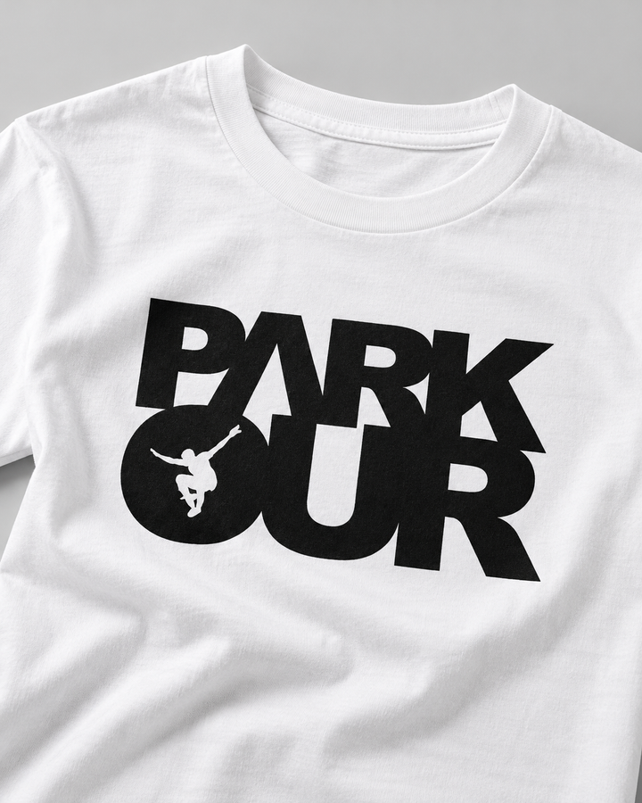 Nærbillede af sort Parkour box-tryk på hvid T-shirt