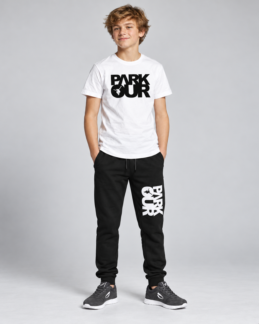 Hvid Parkour T-shirt med sort box-logo på model, stylet med YOUNG Street-bukser og JIYO Flow 2.0