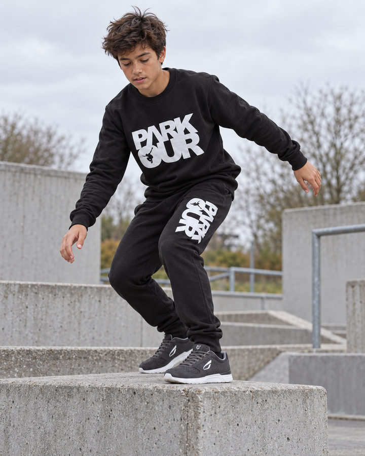 Sweatshirt m/ Parkour box, sort/hvid – i brug til parkour