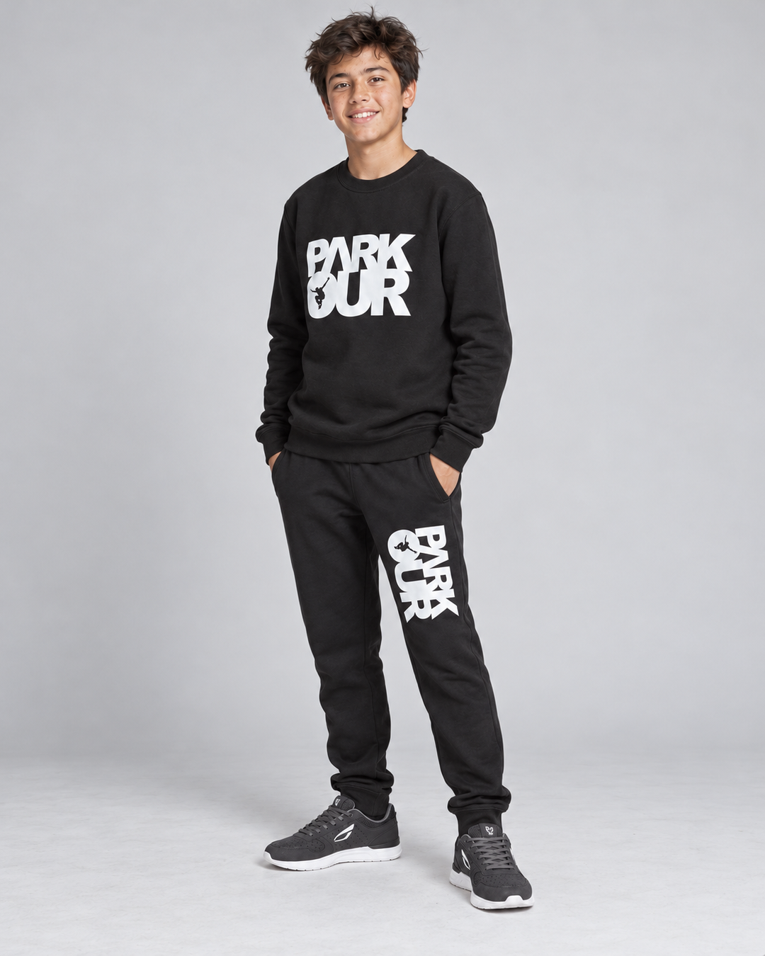 Sweatshirt m/ Parkour box, sort/hvid – på model fra siden