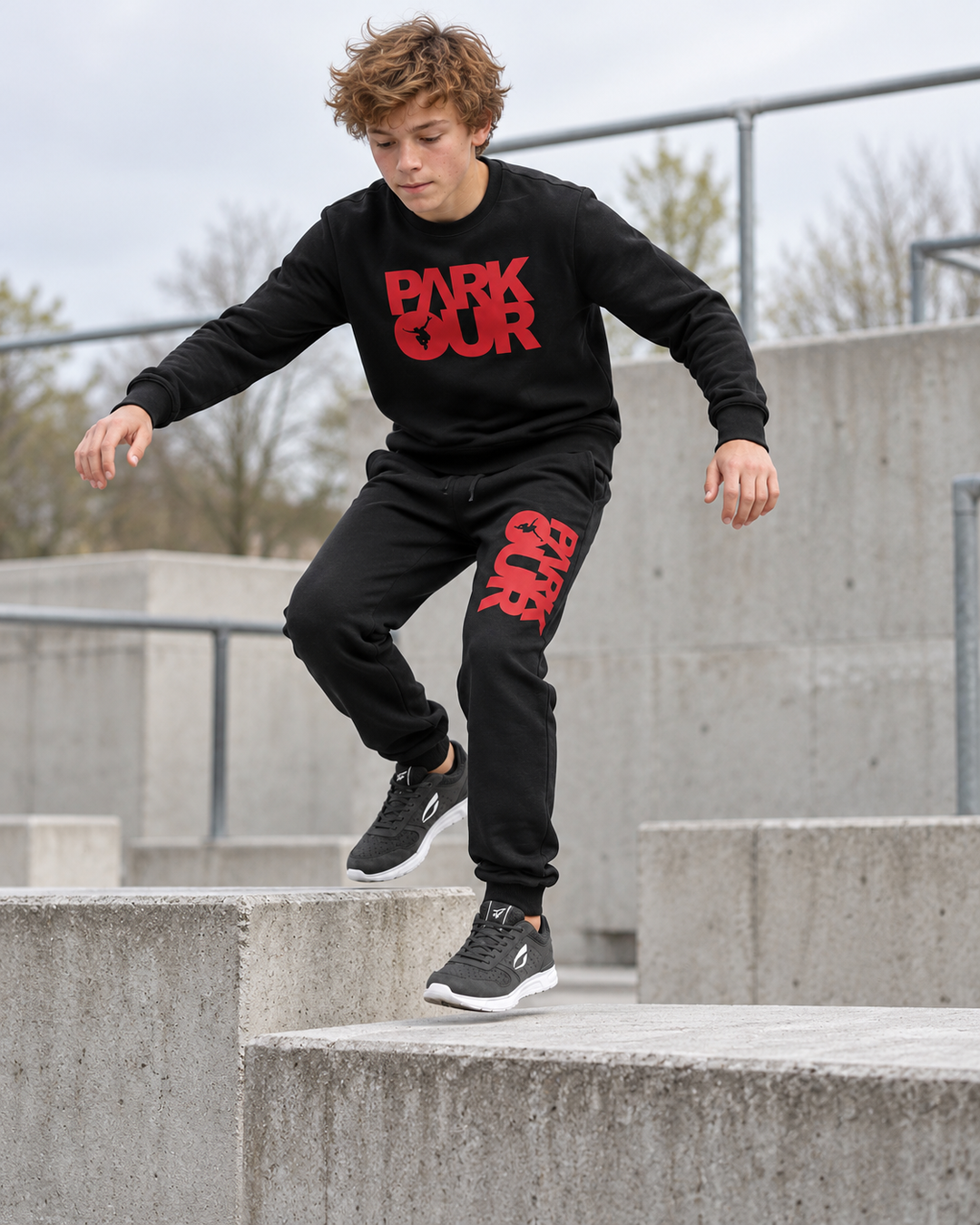Sweatshirt m/ Parkour box, sort/rød – i brug til parkour