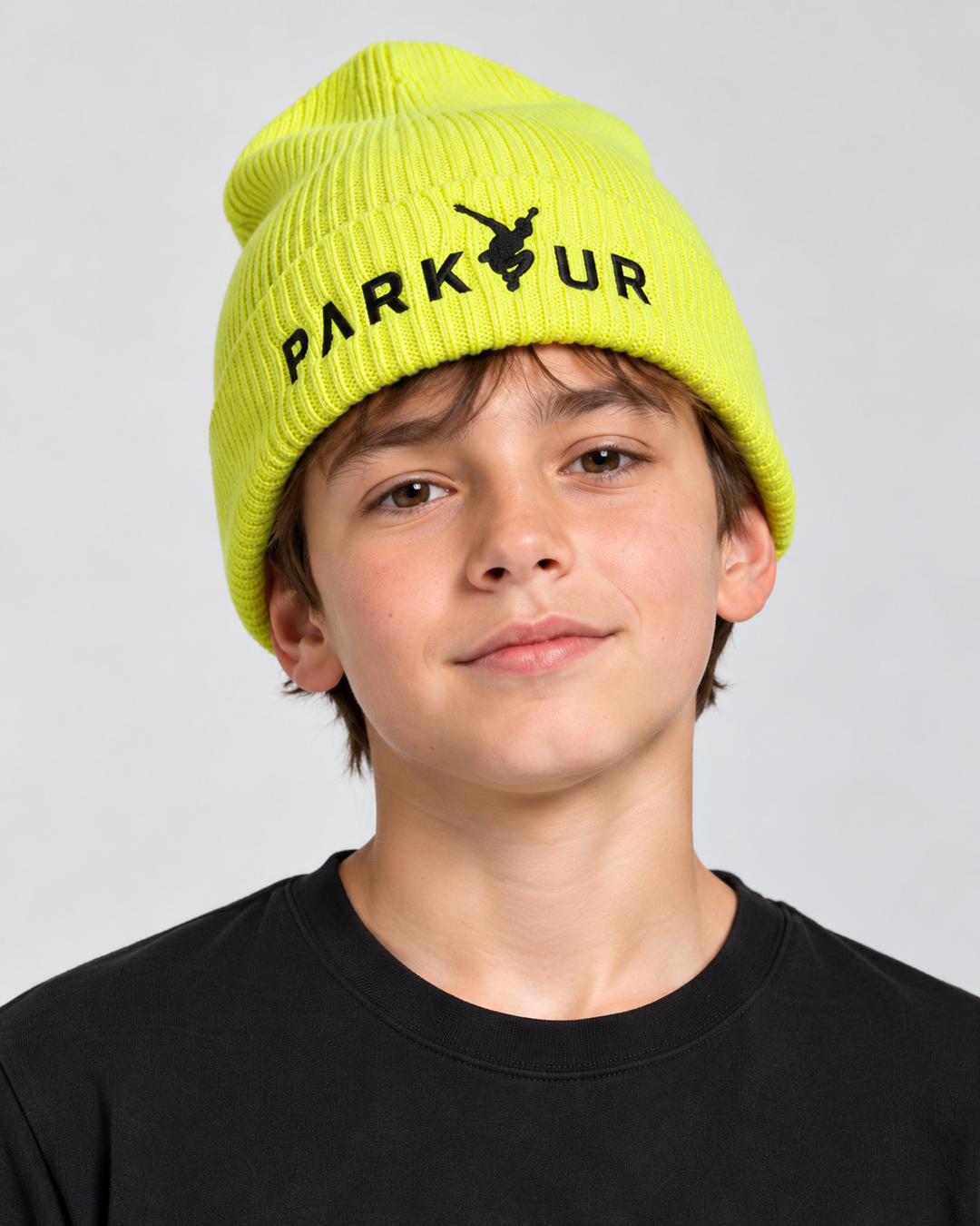 Parkour hue med PARKOUR, gul – nærbillede af hue, logo og ribstrik på samme model