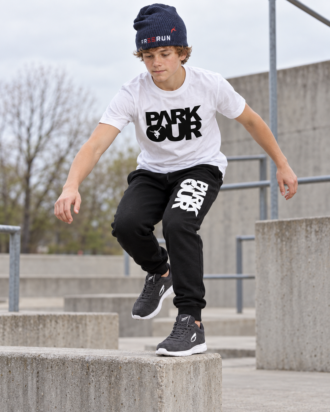 Parkour hue med FREERUN, mørkeblå – i brug til parkour