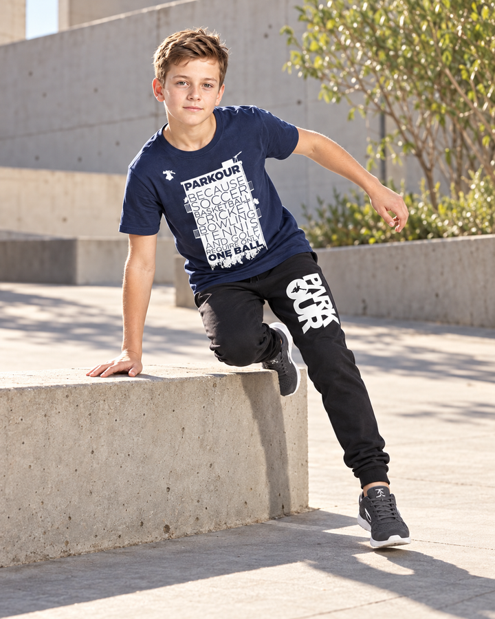 "Parkour Takes BALLS" T-shirt – Mørkeblå – i brug under parkour