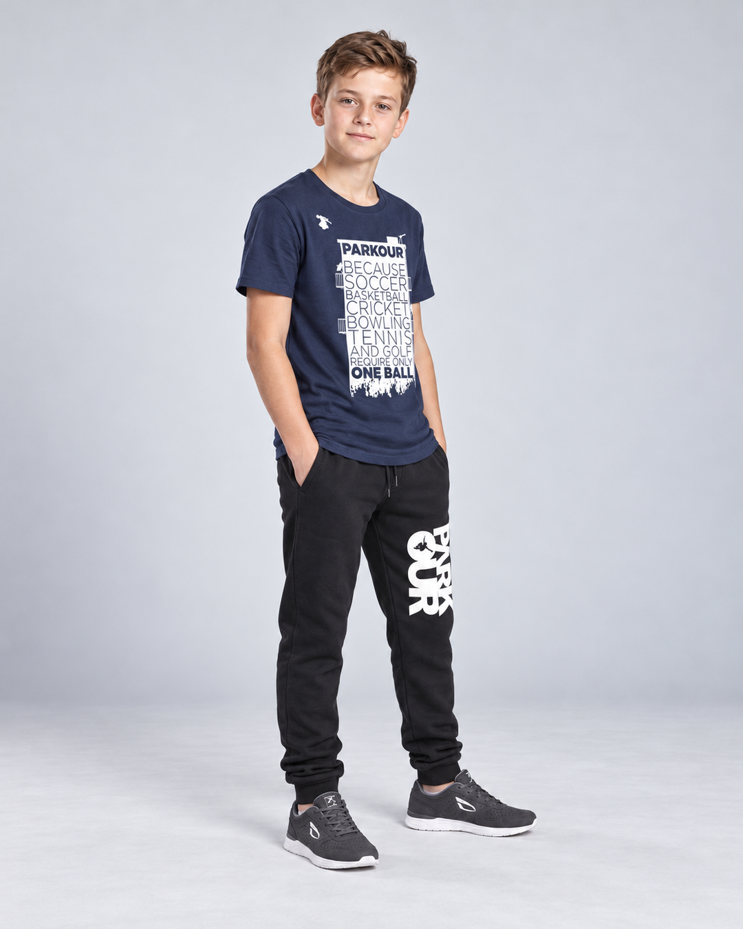 "Parkour Takes BALLS" T-shirt – Mørkeblå – på model fra siden
