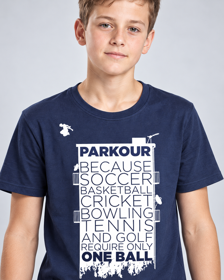 "Parkour Takes BALLS" T-shirt – Mørkeblå – detalje af tryk og materiale
