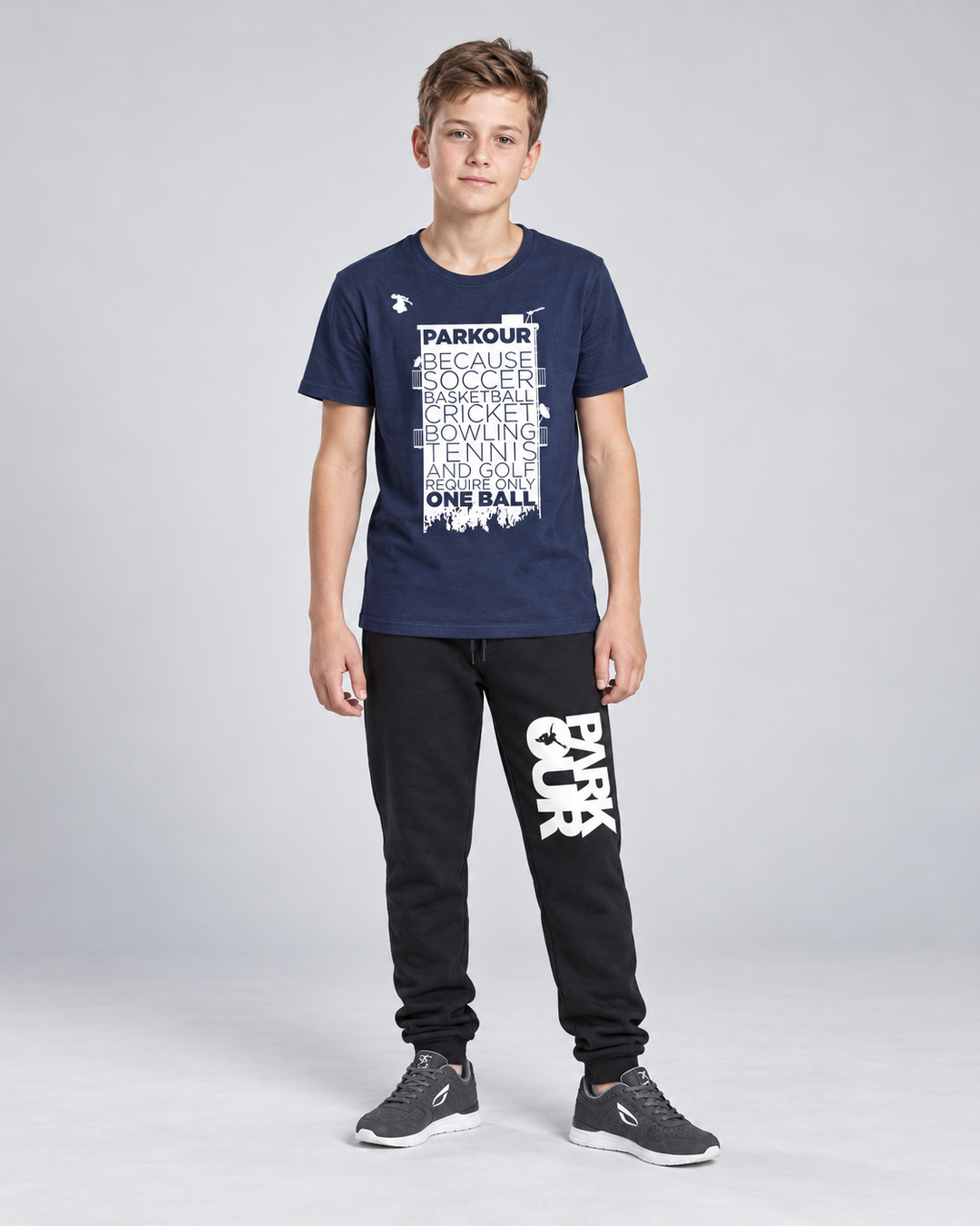 "Parkour Takes BALLS" T-shirt – Mørkeblå – på model forfra