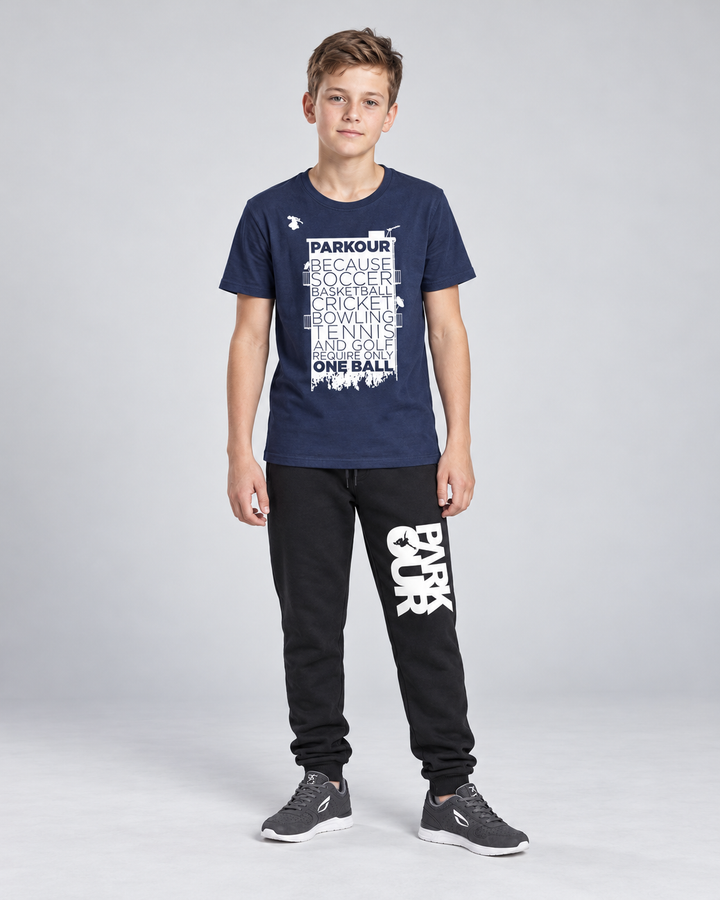 "Parkour Takes BALLS" T-shirt – Mørkeblå – på model forfra