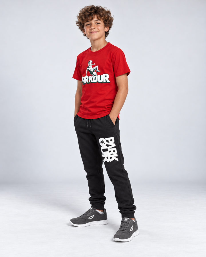 Parkour T-shirt med udøver, rød – på model fra siden