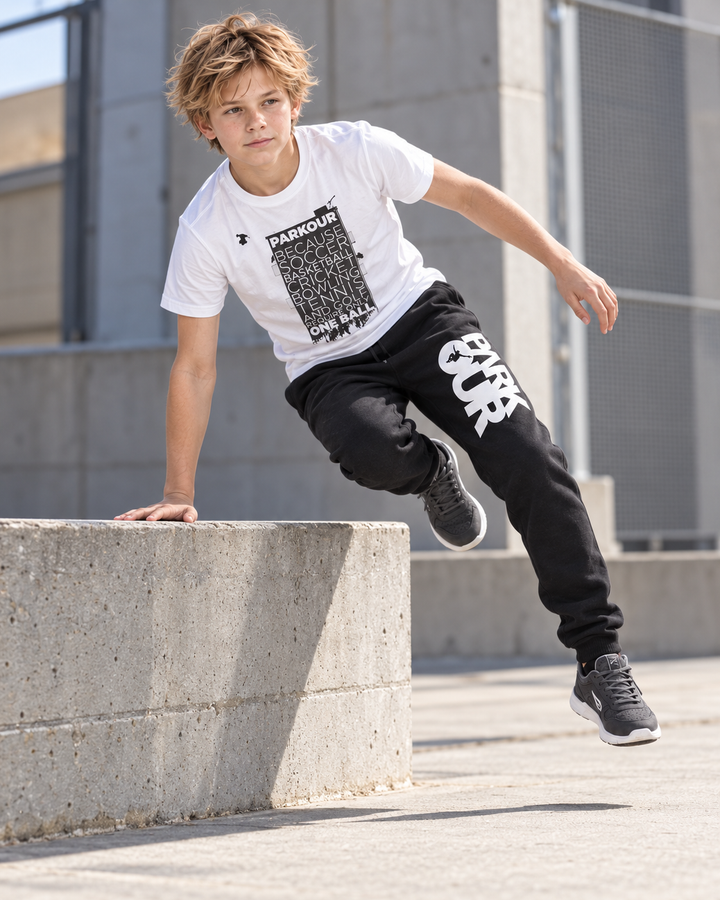 "Parkour takes BALLS..." T-shirt i hvid/sort – i brug under parkour