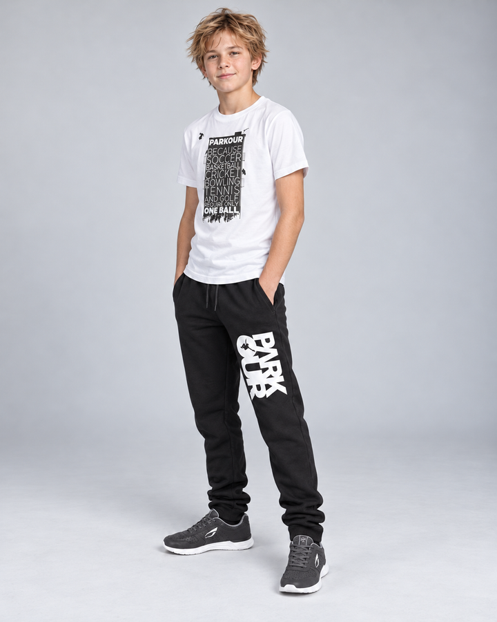 "Parkour takes BALLS..." T-shirt i hvid/sort – på model fra siden