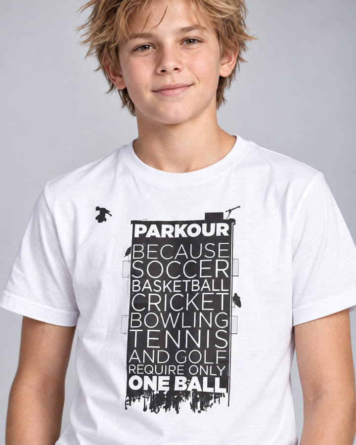 "Parkour takes BALLS..." T-shirt i hvid/sort – detalje af tryk og materiale