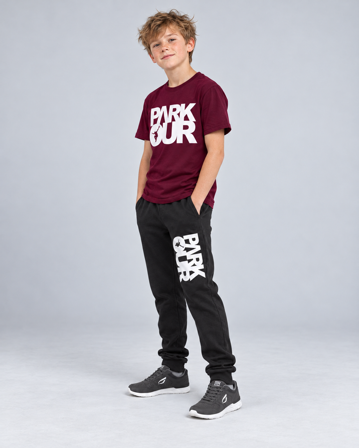 T-shirt m/ Parkour box, bordeaux/hvid – på model fra siden