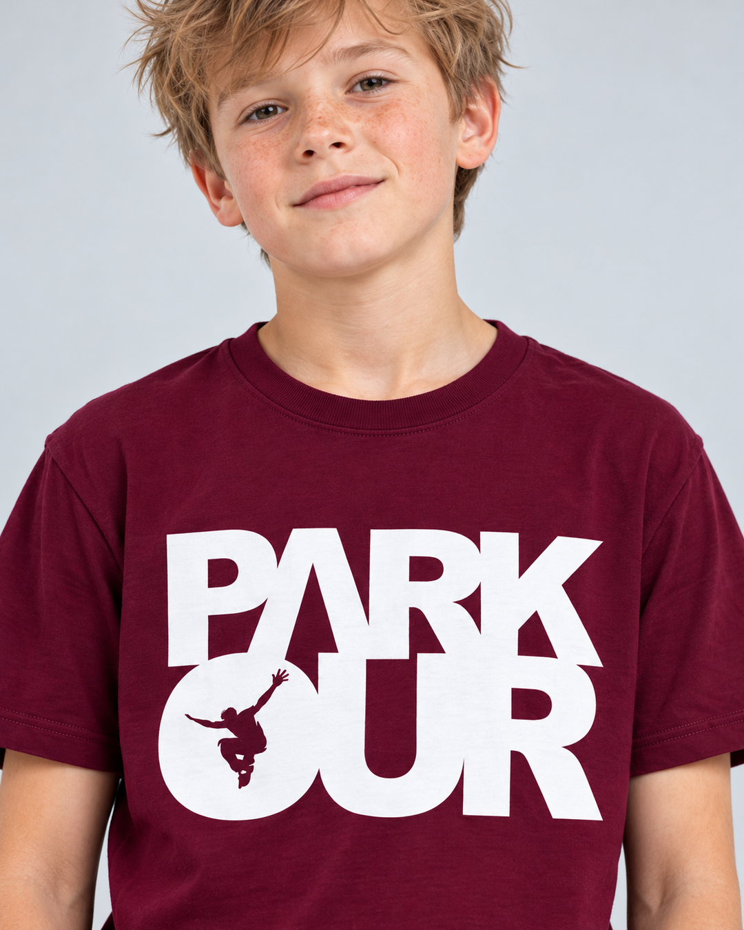 T-shirt m/ Parkour box, bordeaux/hvid – detalje af tryk og materiale