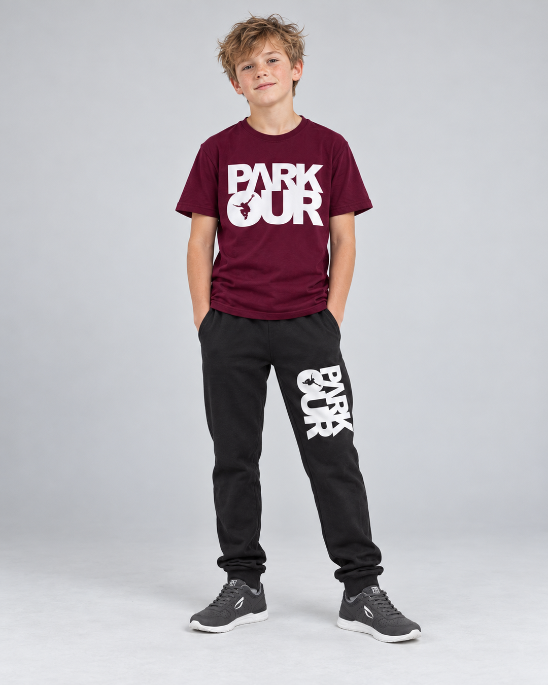 T-shirt m/ Parkour box, bordeaux/hvid – på model forfra
