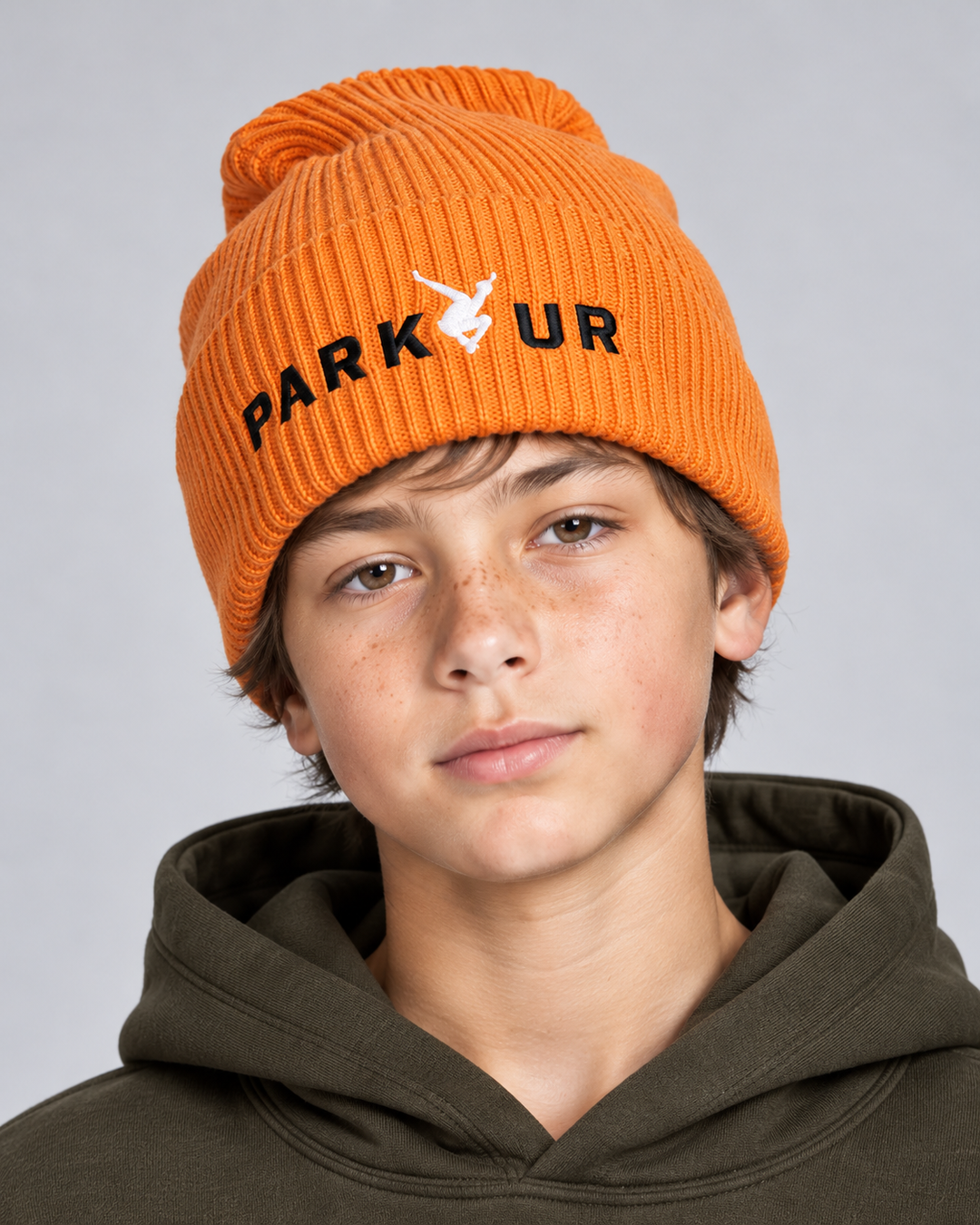 3-for-1 Parkour Hue Trio – Spar mange penge! – nærbillede af den orange hue i pakken, logo og ribstrik på samme model
