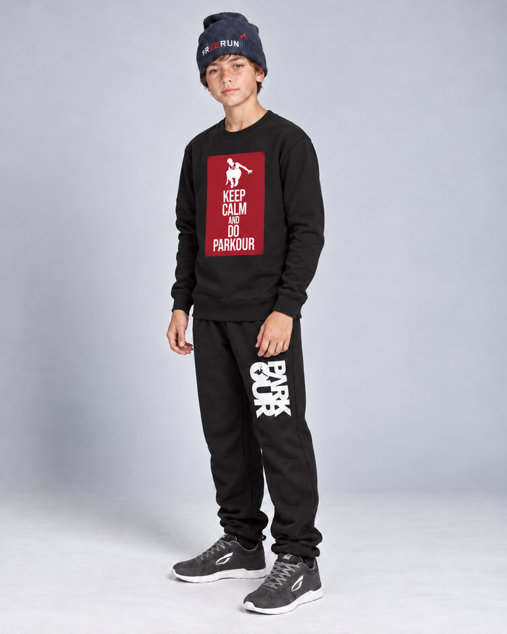 Sort/rød Keep Calm-sweatshirt – på model fra siden. Øvrig styling købes separat.