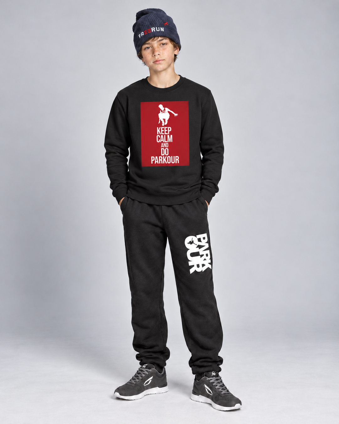 Sort/rød Keep Calm-sweatshirt – på model forfra. Øvrig styling købes separat.