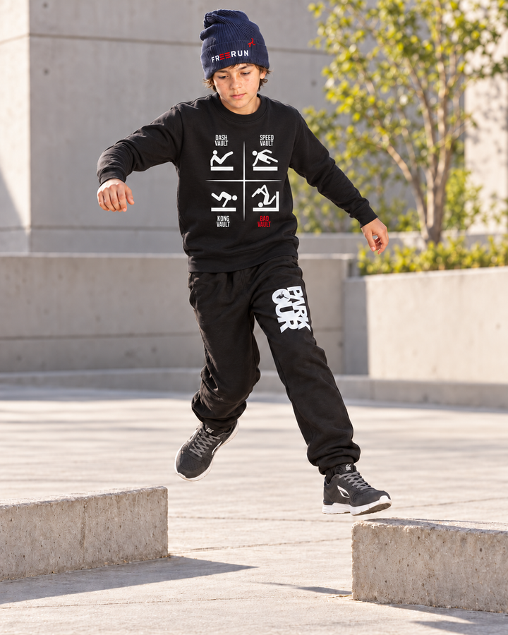 Sort BAD VAULT-sweatshirt – i brug til parkour. Øvrig styling købes separat.