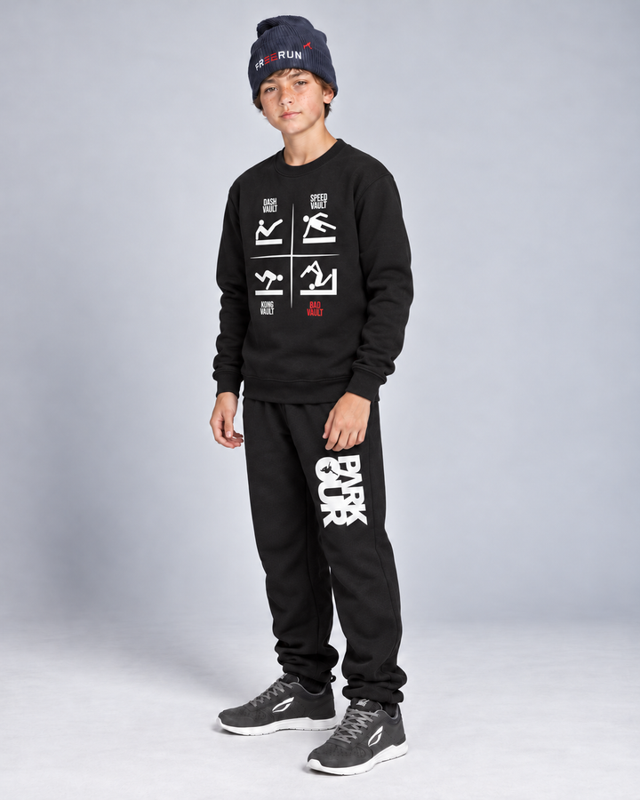 Sort BAD VAULT-sweatshirt – på model fra siden. Øvrig styling købes separat.