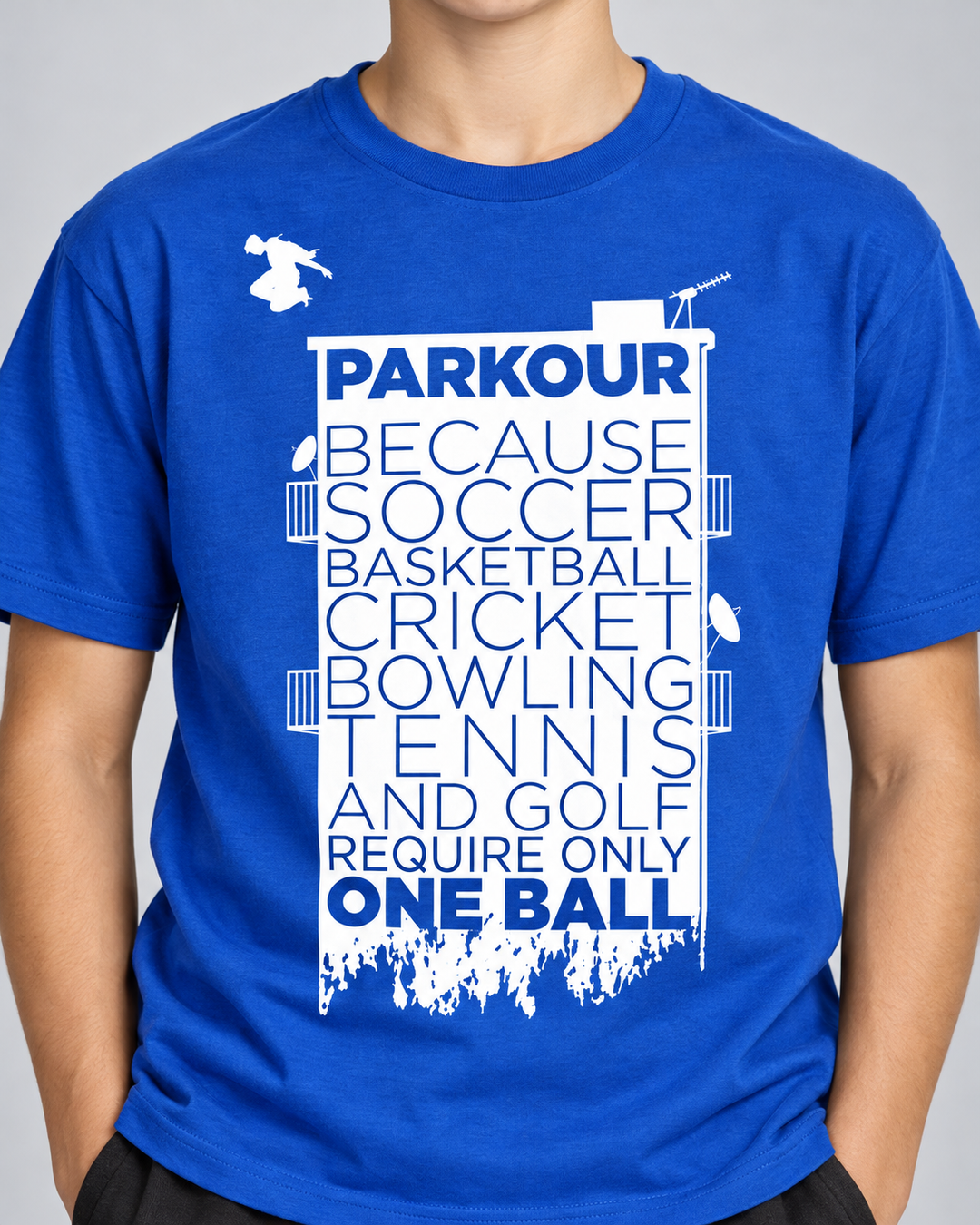 Blå Parkour Takes BALLS T-shirt med sorte/hvide bukser og navy FREERUN-hue – detalje af tryk. Sko købes separat.