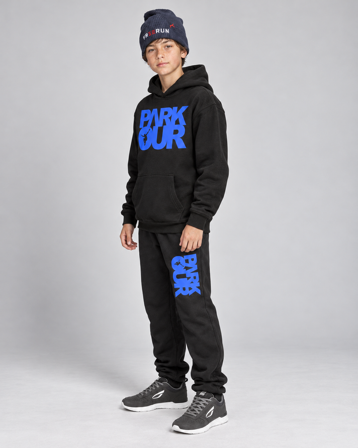 Samme sort/blå parkouroutfit set fra siden
