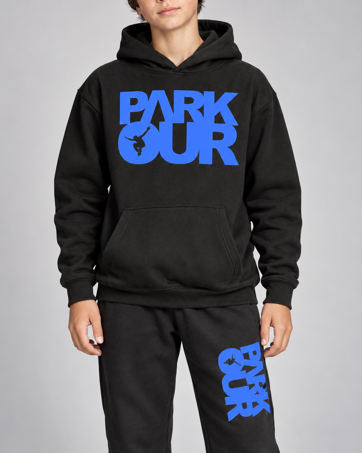 Detaljer af blå Parkour box-tryk og materiale på sort hoodie og bukser – Sko købes separat.