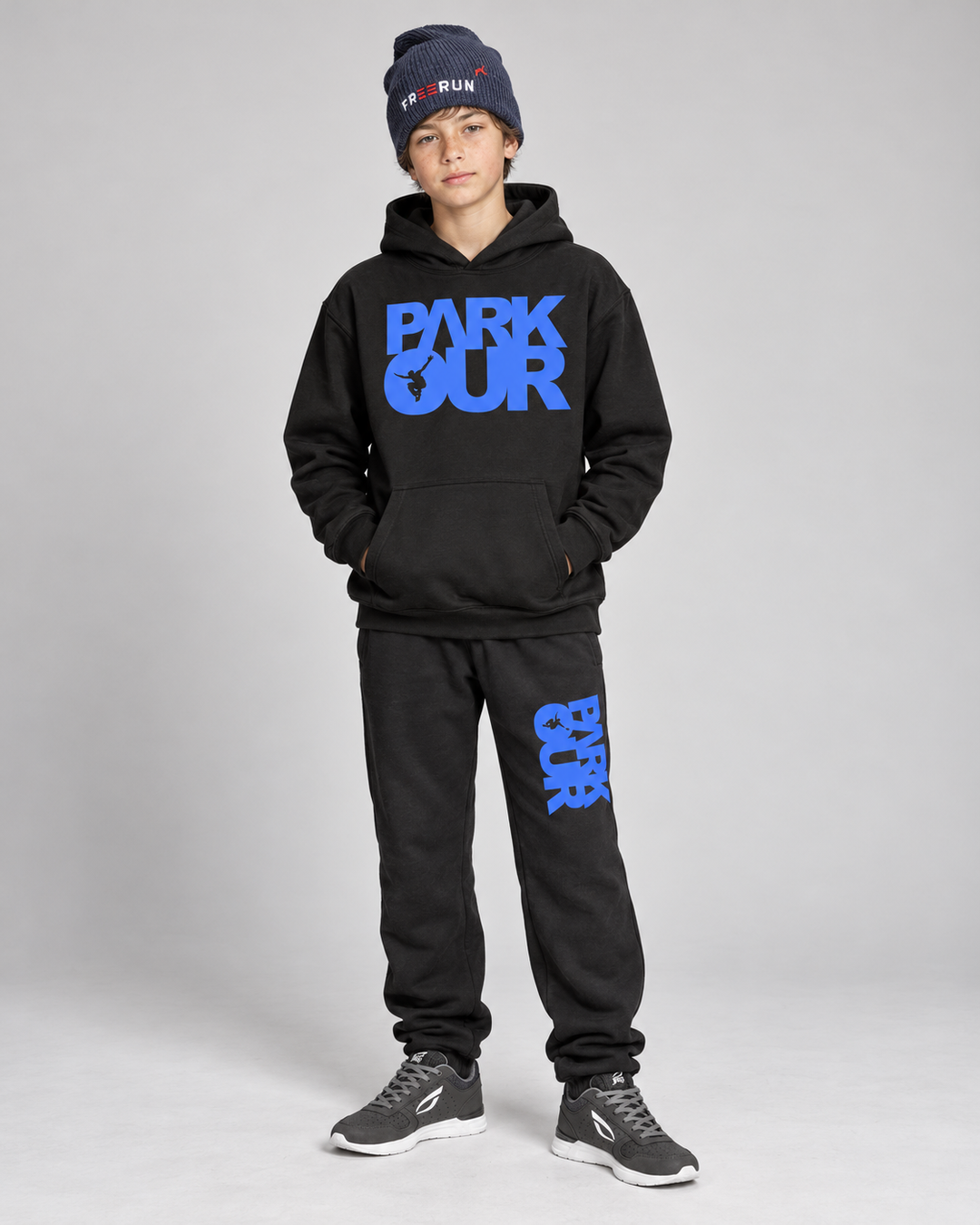 Sort/blå Parkour-hoodie og bukser på dreng med navy FREERUN-hue og JIYO Flow 2.0 – Sko købes separat.