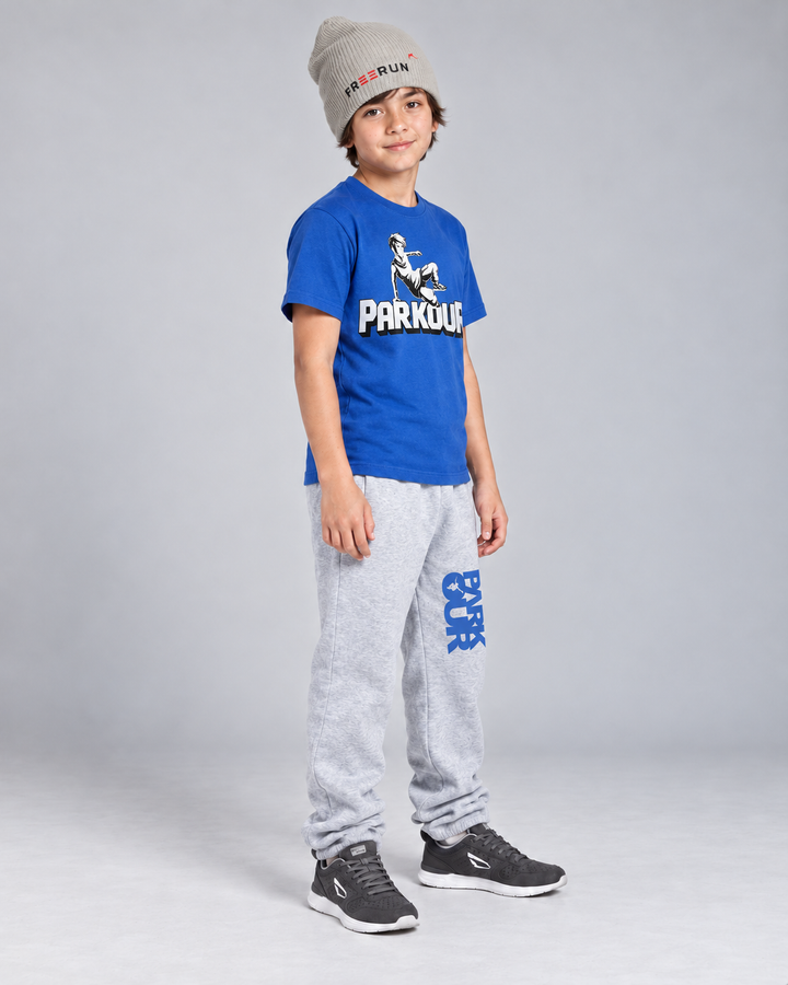 Blå Traceur T-shirt og grå/blå bukser med grå FREERUN-hue – fra siden.