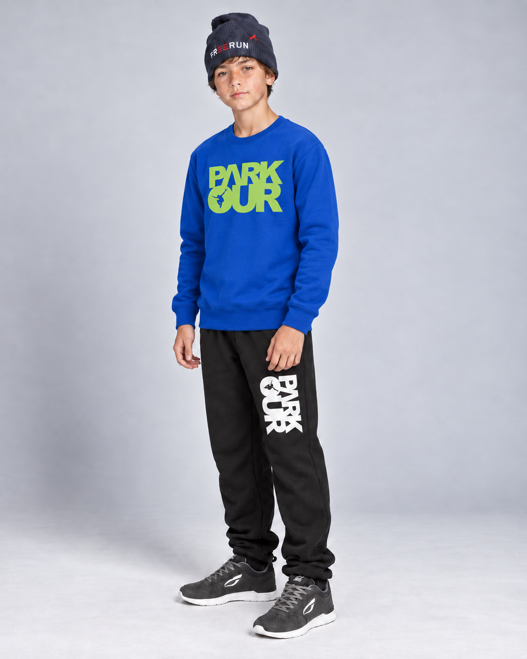 Blå/grøn Parkour-sweatshirt – på model fra siden.
