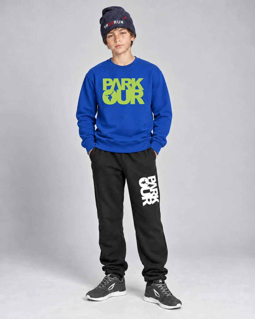 Blå/grøn Parkour-sweatshirt – på model forfra.
