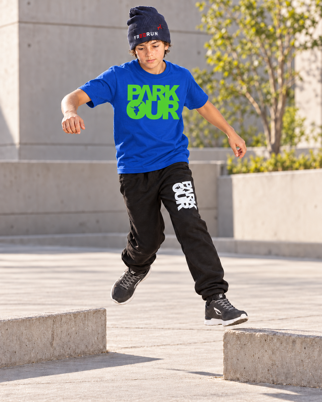 Blå/grøn Parkour T-shirt – i brug til parkour. Øvrig styling købes separat.