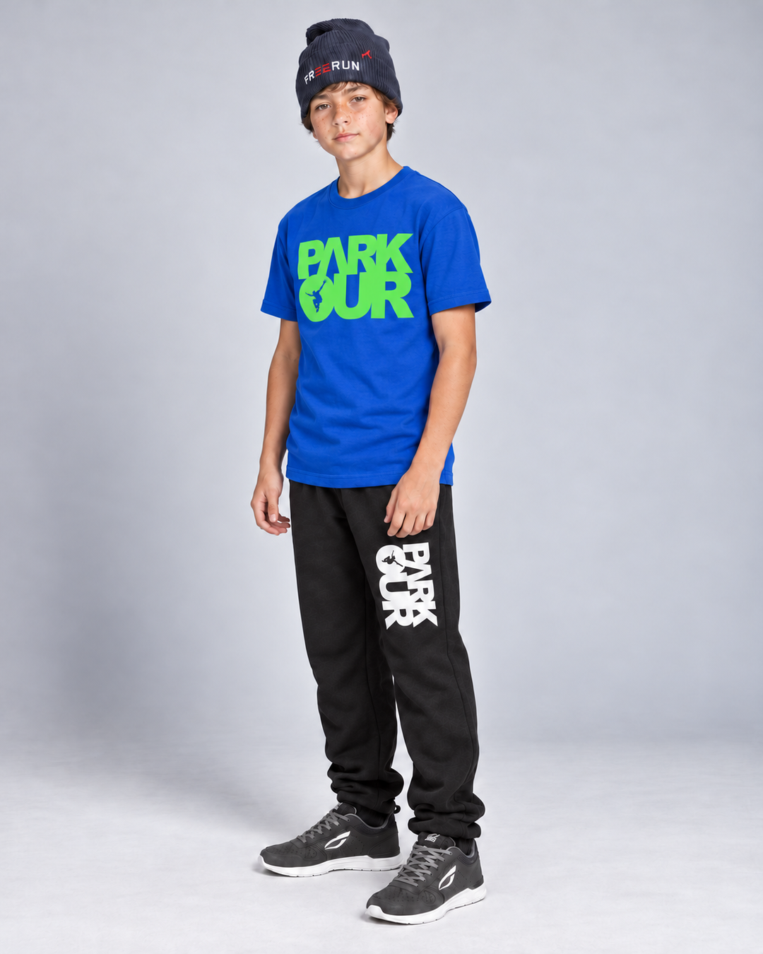 Blå/grøn Parkour T-shirt – på model fra siden. Øvrig styling købes separat.