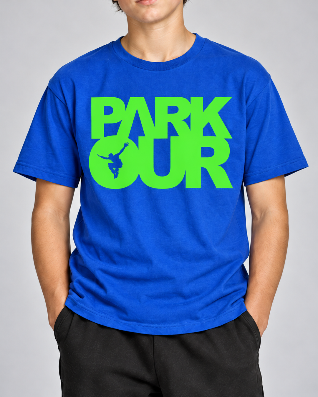 Blå/grøn Parkour T-shirt – detalje af tryk og materiale. Øvrig styling købes separat.