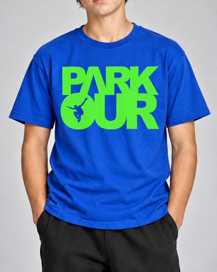 Blå/grøn Parkour T-shirt – detalje af tryk og materiale. Øvrig styling købes separat.