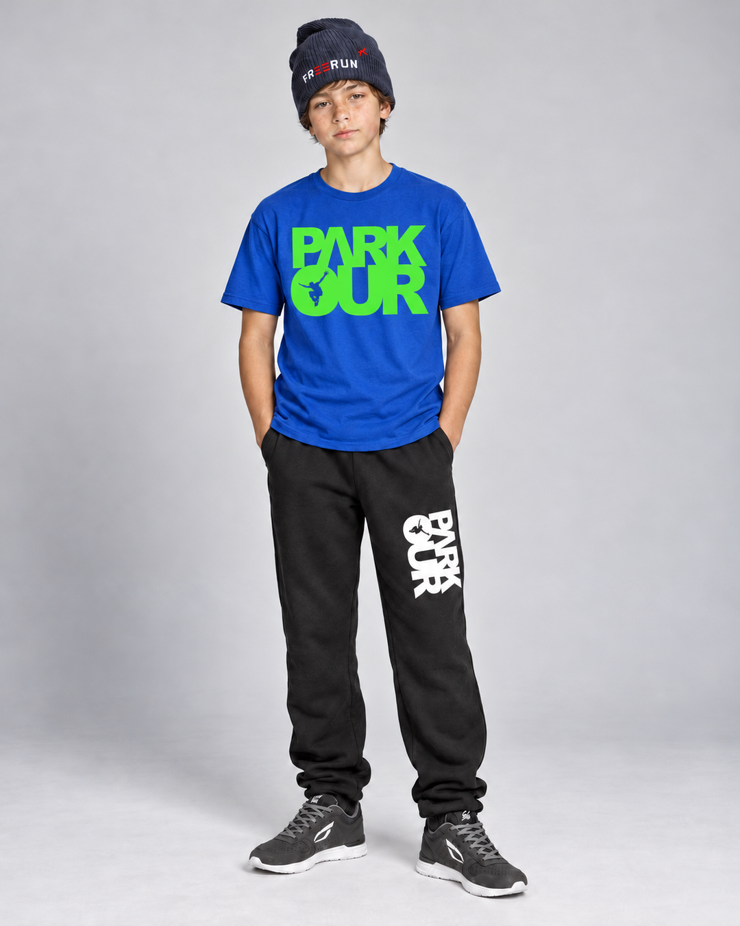 Blå/grøn Parkour T-shirt – på model forfra. Øvrig styling købes separat.