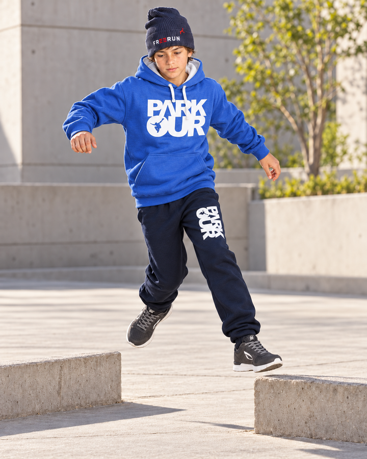 Blå/hvid Parkour-hoodie med hvidt hættefor og snore – under parkourtræning.