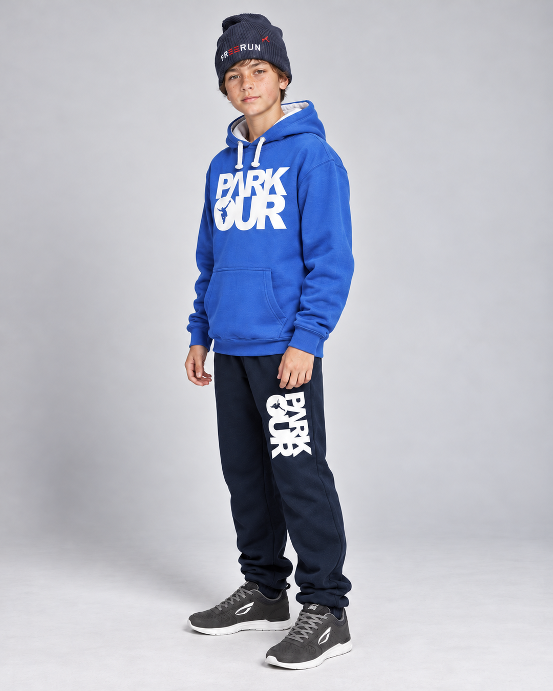 Blå/hvid Parkour-hoodie med hvidt hættefor og snore – fra siden.