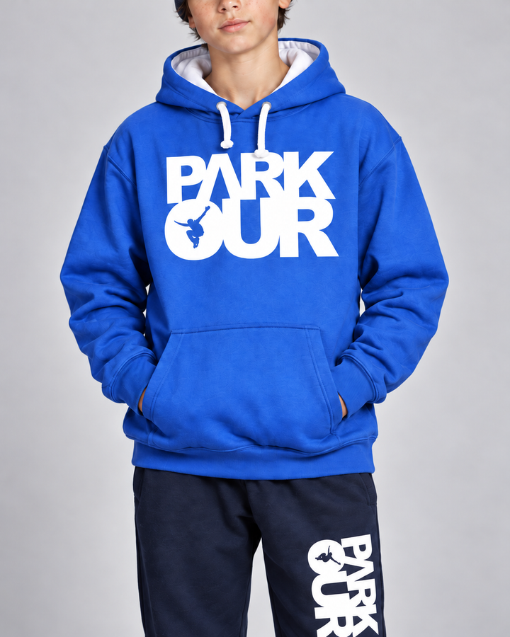 Blå/hvid Parkour-hoodie med hvidt hættefor og snore – detalje af tryk og materiale.