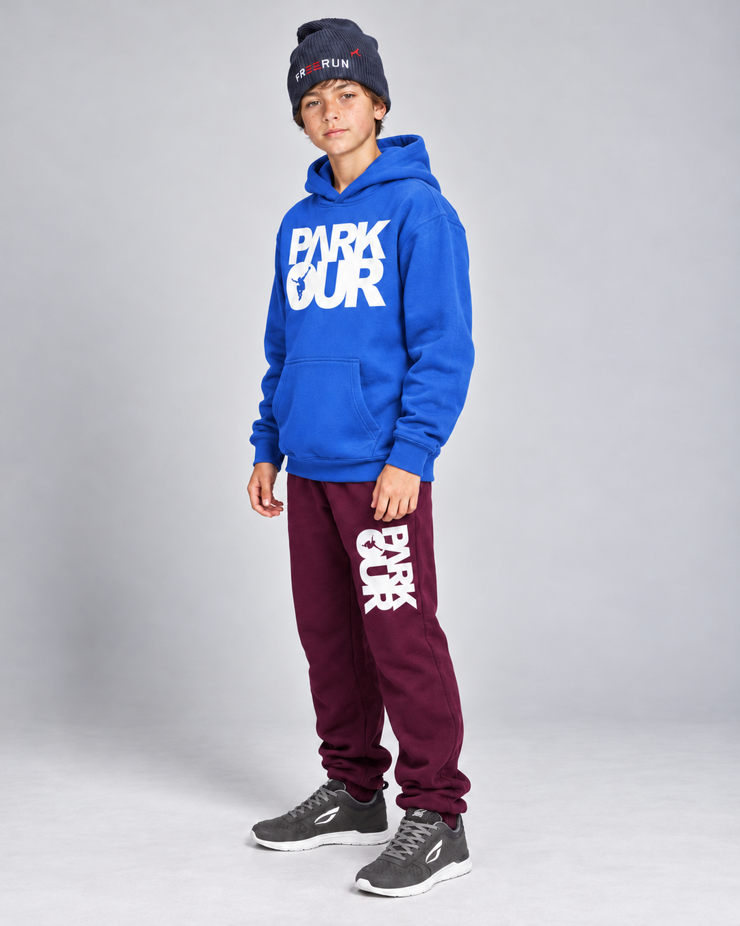 Blå/hvid Parkour-hoodie med bordeaux box-bukser – fra siden.