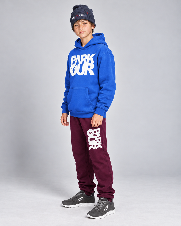 Blå/hvid Parkour-hoodie med bordeaux box-bukser – fra siden.