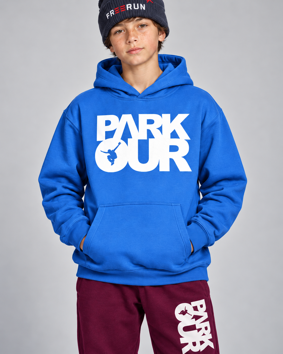 Blå/hvid Parkour-hoodie med bordeaux box-bukser – detalje af tryk og materiale.
