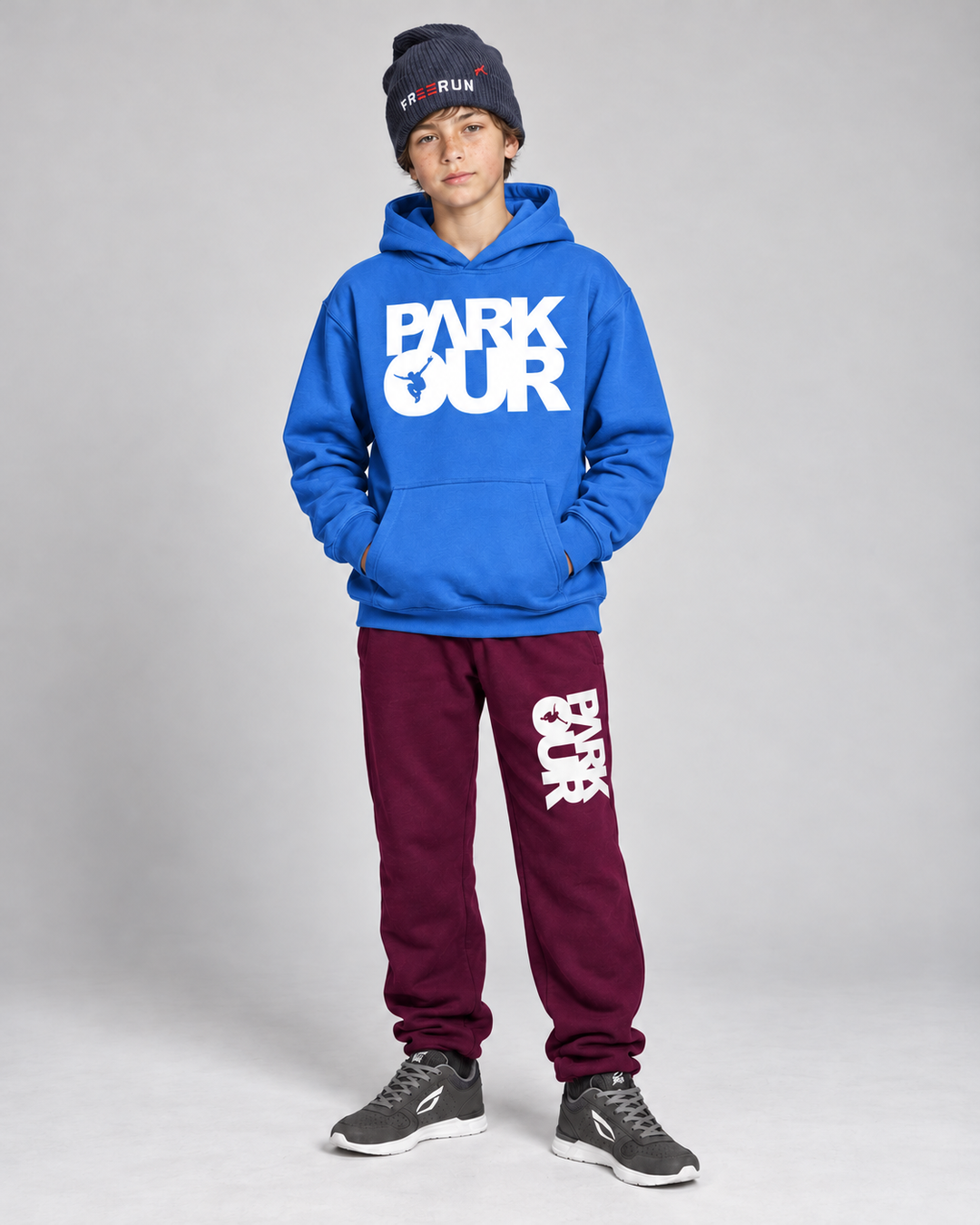 Blå/hvid Parkour-hoodie med bordeaux box-bukser – forfra.